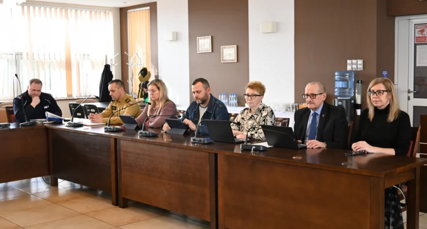 Na zdjęciu członkowie komisji bezpieczeństwa, fot. Facebook/Starostwo Powiatowe