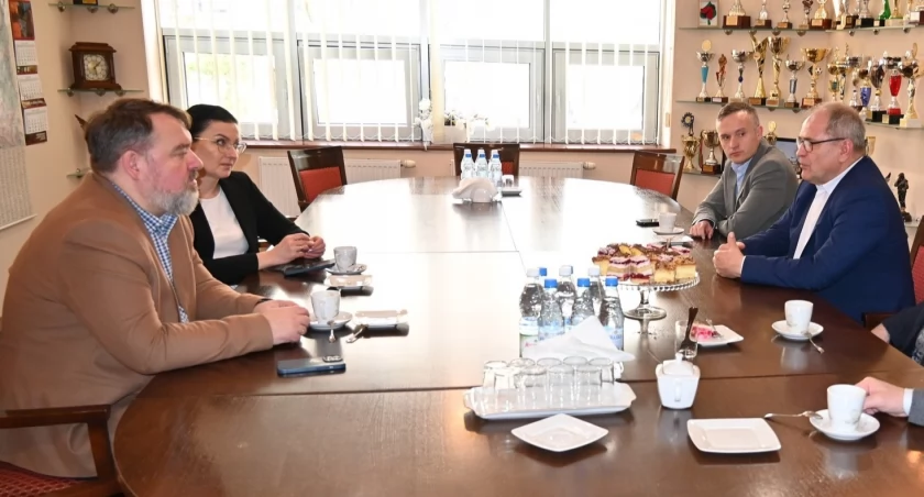 Na zdjęciu z lewej Tomasz Kornacki i Beata Pokora, z prawej Marek Mazur, fot. Facebook/Starostwo Powiatowe