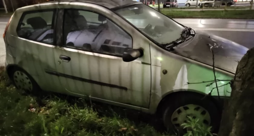 Na zdjęciu fiat punto porzucony na ulicy Piastowskiej