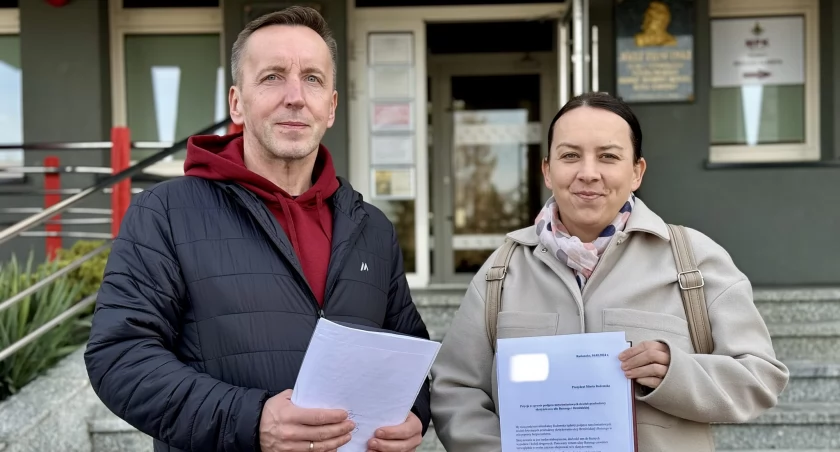 Na zdjęciu Paweł Pichit i Ewelina Wrocławska przed urzędem miasta, fot. Facebook/Paweł Pichit