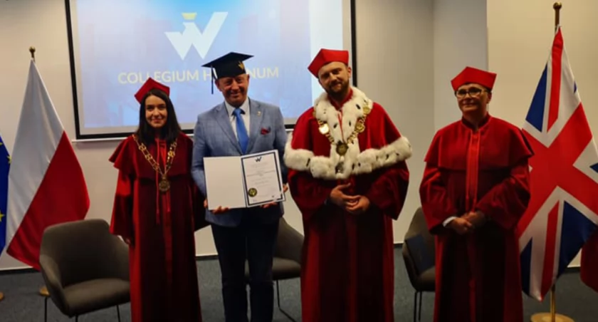 Na zdjęciu: Poseł PiS Robert Telus z dyplomem MBA Collegium Humanum, 2020 r.