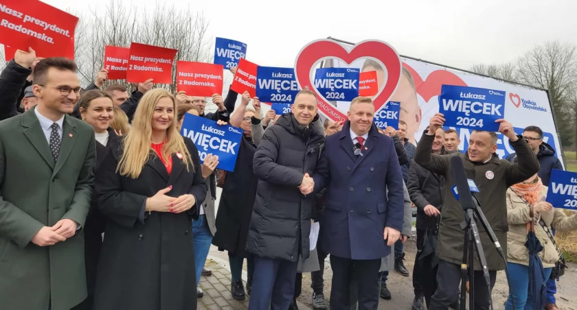 Na zdjęciu kandydat na prezydenta miasta Łukasz Więcek z wiceministrem Cezarym Tomczykiem i przedstawicielami PO