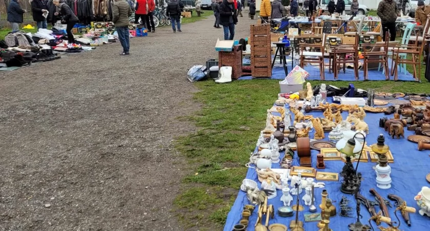Na zdjęciu stoiska z towarem z tzw. drugiej ręki