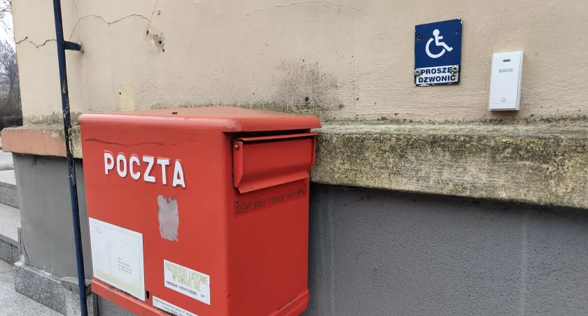 Na zdjęciu dzwonek na ścianie budynku poczty