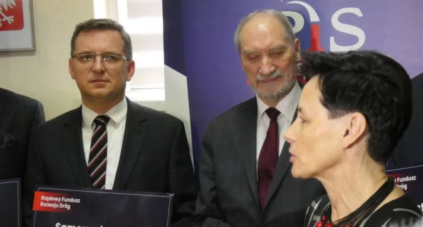 Na zdjęciu: Zbigniew Ziemba pierwszy z lewej, podczas konferencji prasowej w biurze Anny Milczanowskiej, luty 2023