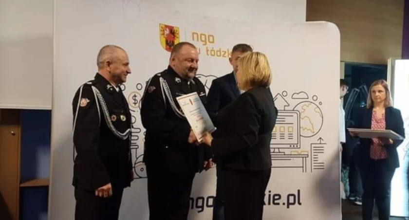Na zdjęciu moment przekazania czeku, fot. Facebook/OSP Przedbórz
