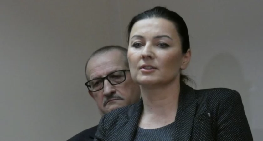 Na zdjęciu starosta Beata Pokora, za nią członek zarządu Fabian Zagórowicz