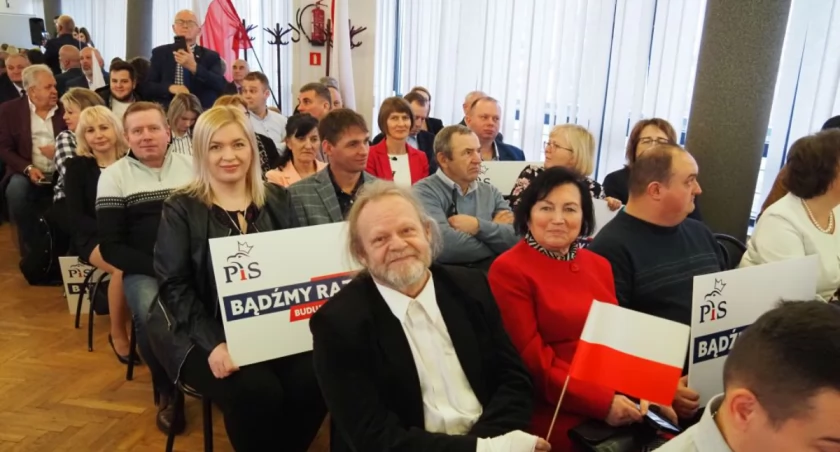 Na zdjęciu: Na konwencji PiS-u były  biało-czerwone chorągiewki i skandowanie haseł 