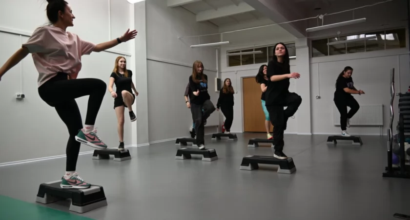 Na zdjęciu zajęcia w sali fitness, fot. Starostwo Powiatowe w Radomsku