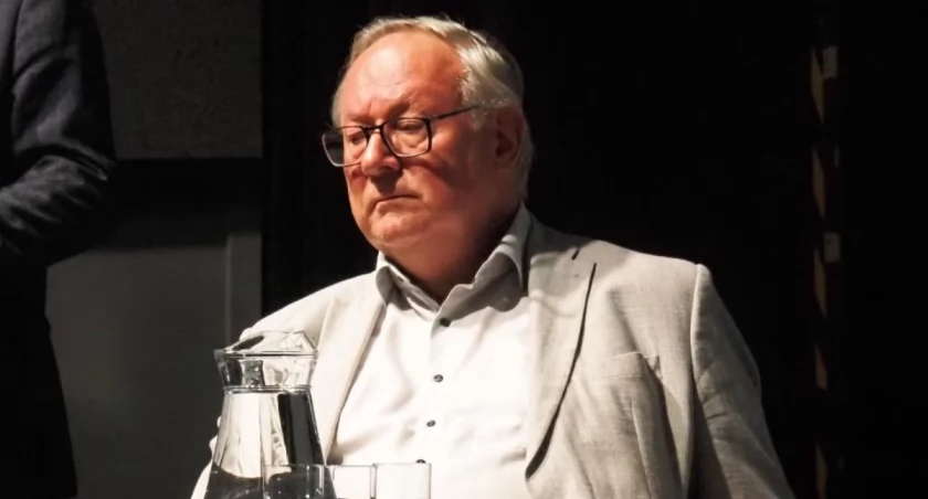 Na zdjęciu: Prof. Grzegorz Wielgosiński przekonuje do spalarni