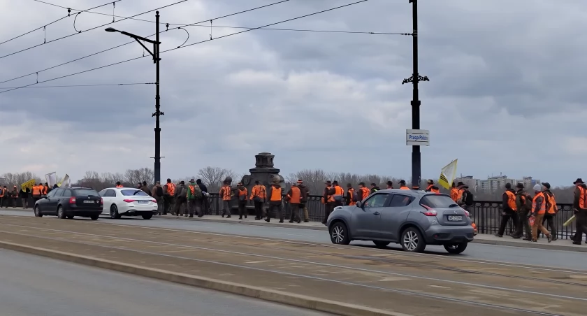 Na zdjęciu rolnicy wracający z protestu