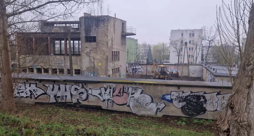 Na zdjęciu budynek po byłej hurtowni, fot. Czytelnik