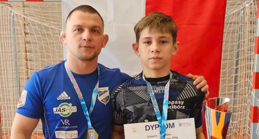 Na zdjęciu Antoni Koćwin z trenerem 