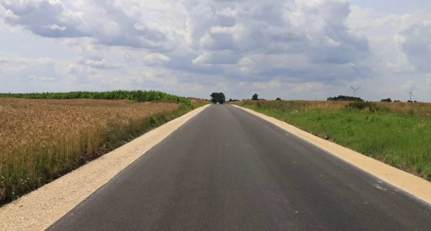 Na zdjęciu jedna z wyremontowanych dróg powiatowych, fot. Facebook/Starostwo Powiatowe