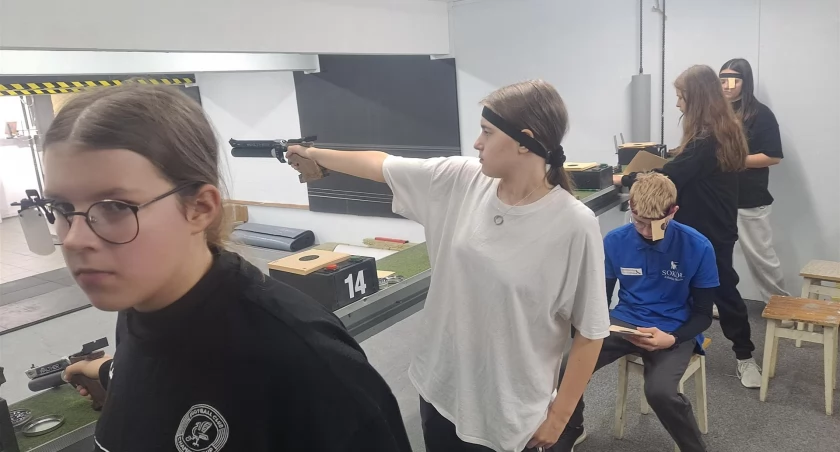 Na zdjęciu uczestnicy zawodów, fot. Facebook/Okręgowy Klub Strzelectwa Sportowego 