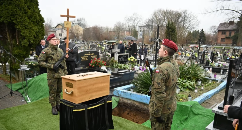 Na zdjęciu powtórny pogrzeb żołnierza KWP, fot. Facebook/Starostwo Powiatowe