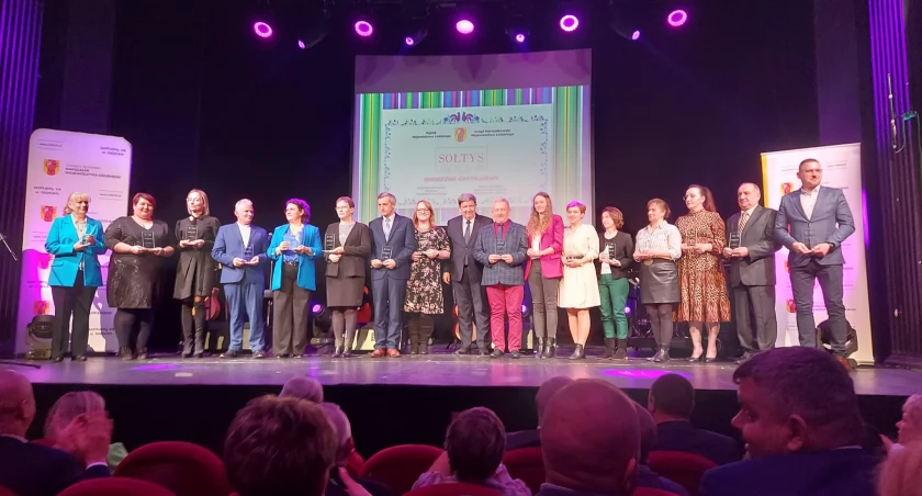 Na zdjęciu nagrodzeni sołtysi podczas gali w Łodzi, fot. Facebook/KGW Myśliwczów