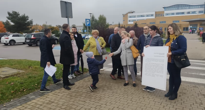 Na zdjęciu: W październiku 2021 przed szpitalem odbył się protest w sprawie pediatrii