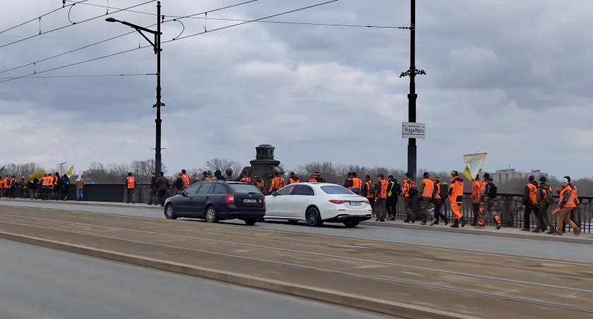 Na zdjęciu rolnicy wracający z protestu w Warszawie