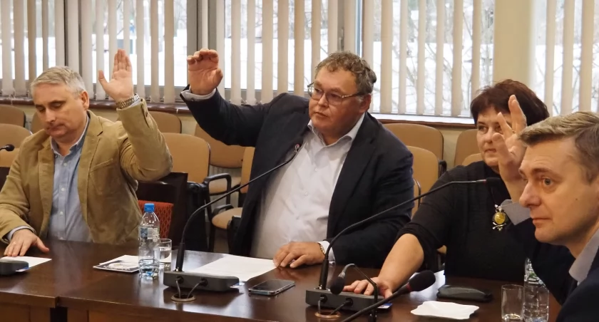 Na zdjęciu: Szymon Zyberyng (drugi z lewej) na sesji Rady Powiatu
