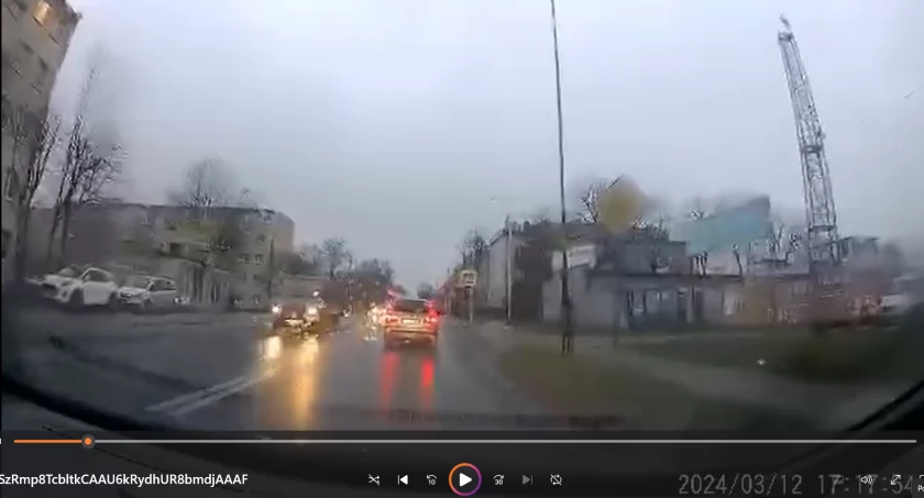 Na zdjęciu: Nagranie z kamerki samochodowej, fot. Facebook/Spotted Radomsko