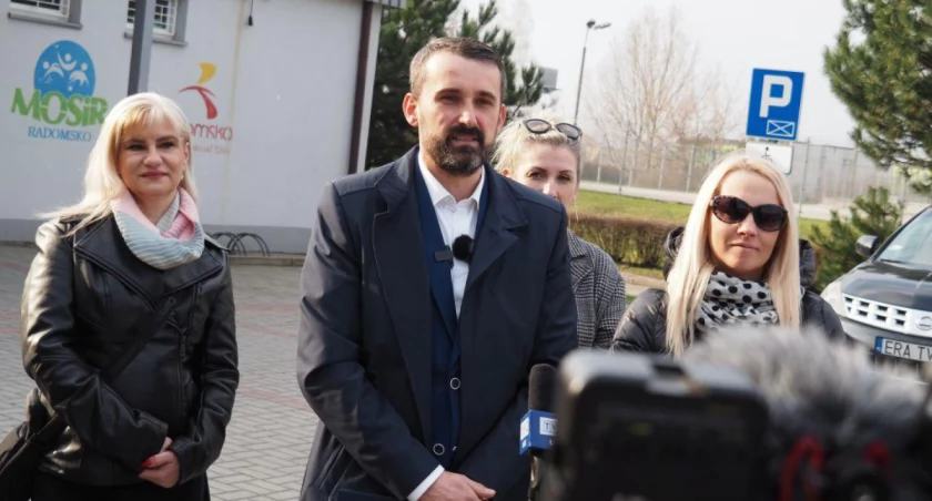 Na zdjęciu: Radosław Rączkowski, kandydat na prezydenta ze swoimi kandydatkami do rad