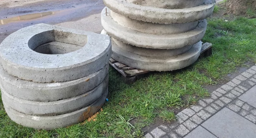 Na zdjęciu betonowe elementy na trawniku