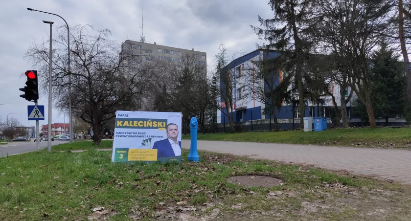 Na zdjęciu tzw. potykacz kandydata OdNowy na trawniku na ulicy Piastowskiej. Trawnik i chodnik to tzw. pas drogowy