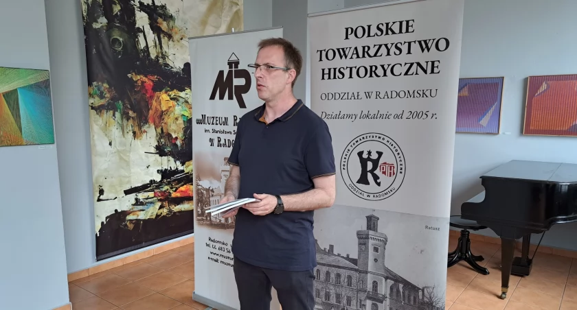 Na zdjęciu Tomasz Nowak podczas jednego ze spotkań w galerii muzeum, fot. Facebook/PTH