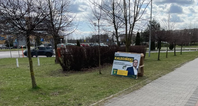 Na zdjęciu baner kandydata na trawniku na terenie Szpitala Powiatowego, fot. Czytelnik