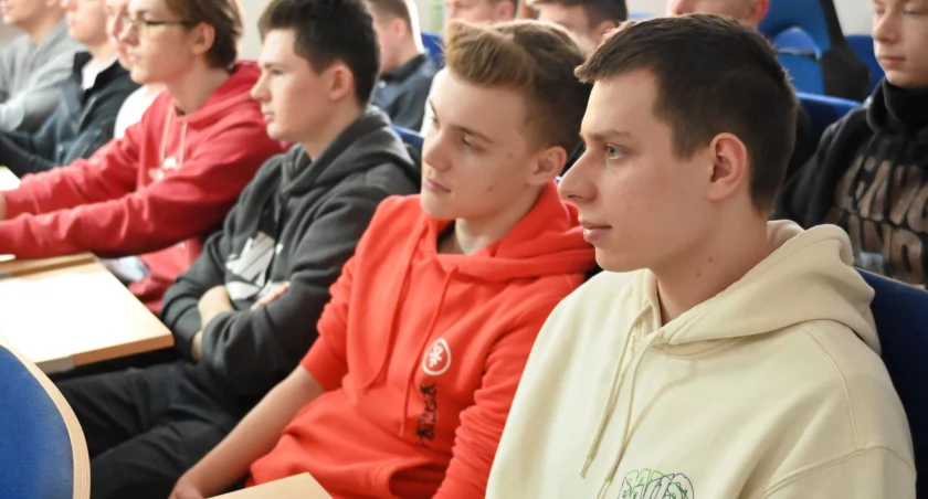 Na zdjęciu uczniowie uczestniczący w konferencji, fot. Facebook/Starostwo Powiatowe