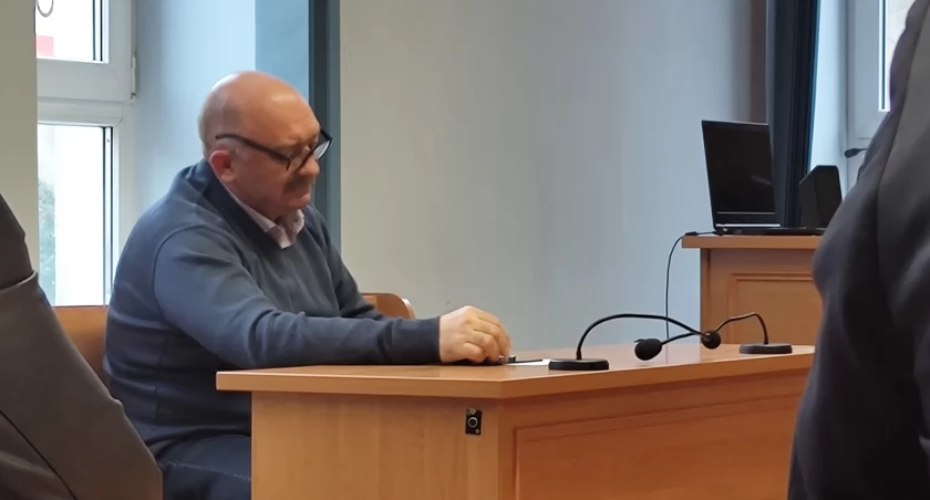 Na zdjęciu Tomasz Tyl na sali sądowej