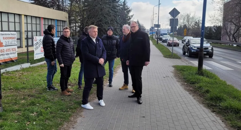 Na zdjęciu uczestnicy spotkania na skrzyżowaniu Batorego i Brzeźnickiej