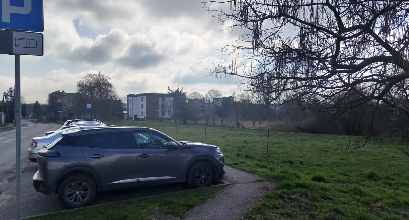 Na zdjęciu mieszkańcy prosili władze miasta o parking, urząd sprzedał działkę pod bloki
