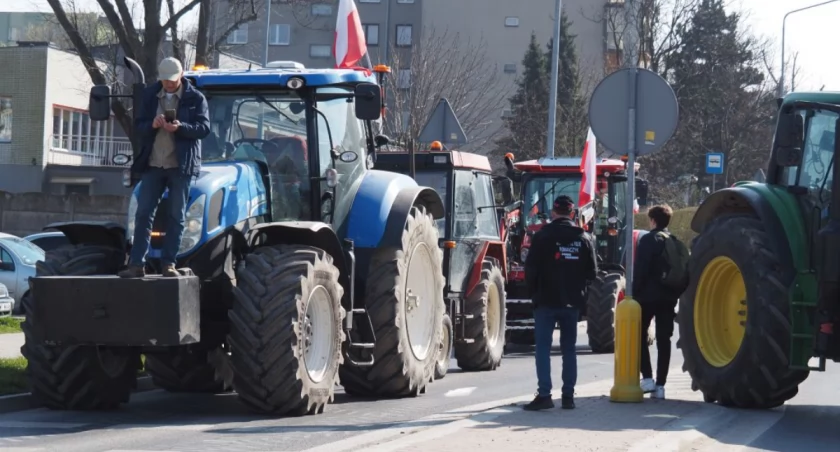 Na zdjęciu rolnicy na rondzie na ulicy Targowej