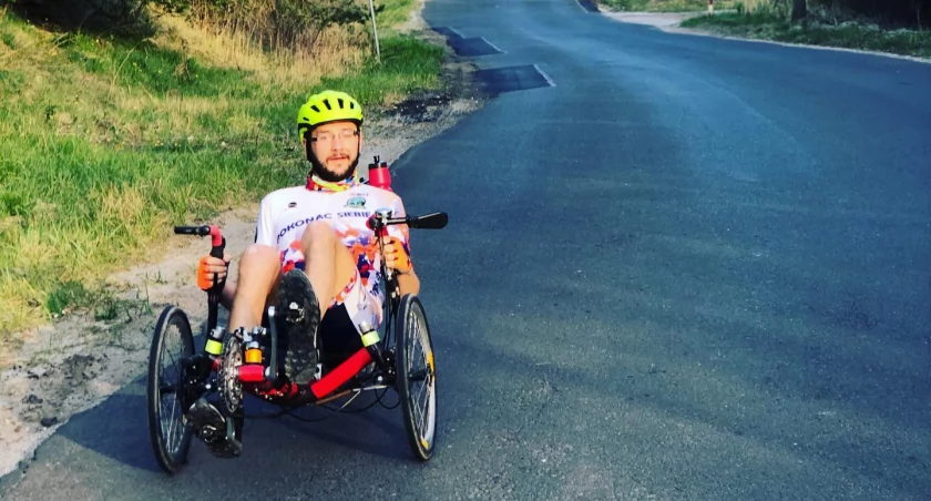 Na zdjęciu: Michał Ludwiczak na swoim  poziomym rowerze jest niezależny