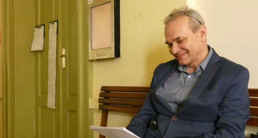 Na zdjęciu Miłosz Naczyński przed salą w Sądzie Okręgowym w Piotrkowie Trybunalskim, marzec 2019