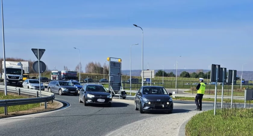 Na zdjęciu policjanci na jednym z rond, fot. KPP Radomsko