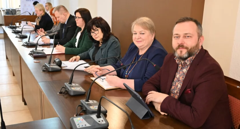 Na zdjęciu uczestnicy komisji, fot. Starostwo Powiatowe w Radomsku