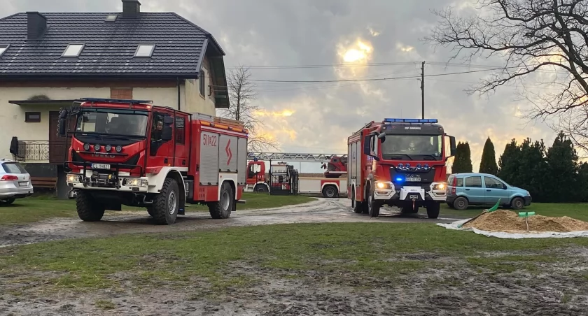 Na zdjęciu strażacy w Kolonii Piaszcyce, fot. Facebook/OSP Gomunice