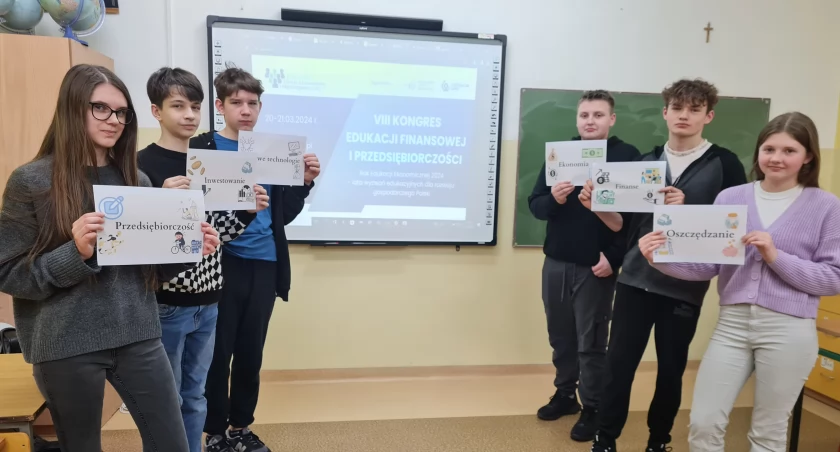 Na zdjęciu uczniowie biorący udział w projekcie