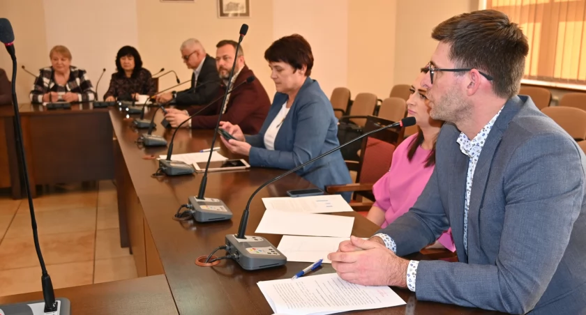 Na zdjęciu Michał Sewerynek podczas komisji, fot. Facebook/Starostwo Powiatowe