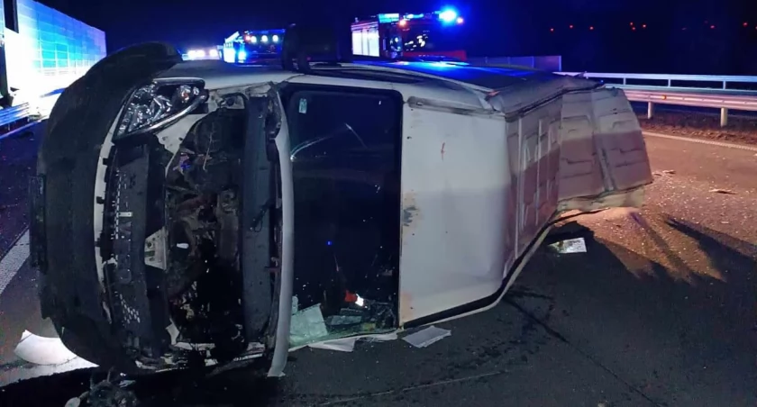Na zdjęciu rozbite iveco, fot. KPP Radomsko i KP PSP Radomsko