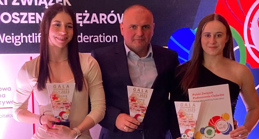 Na zdjęciu: Nasze sztangistki na gali  w Bydgoskim Centrum Sportu 