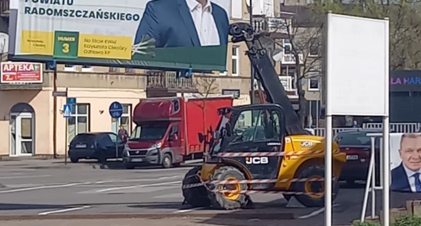 Na zdjęciu wózek widłowy z banerem, fot. Czytelnik