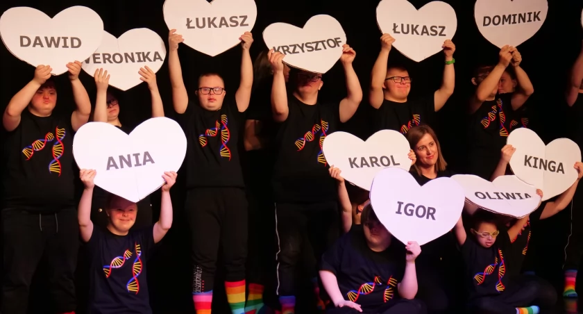Na zdjęciu aktorzy na scenie