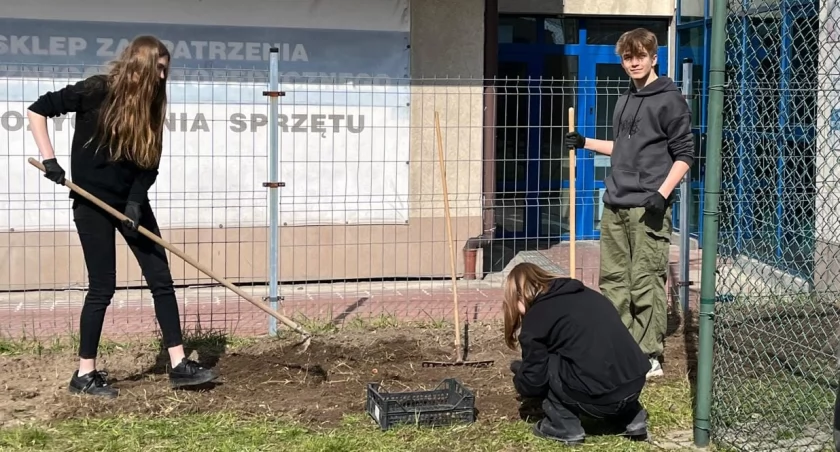 Na zdjęciu uczniowie podczas pracy, fot. Facebook/ZSE