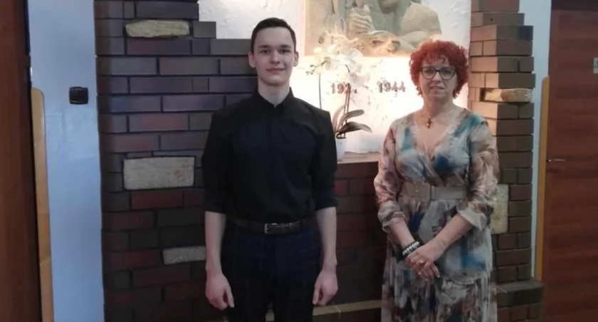 Na zdjęciu Kacper ze swoją nauczycielką, fot. Facebook/II LO