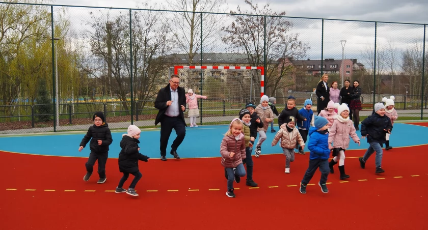 Na zdjęciu dzieci i radny Kamil Bugdal