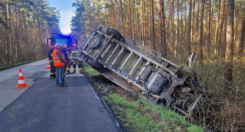Na zdjęciu citroen w przydrożnym rowie, fot. OSP Żytno